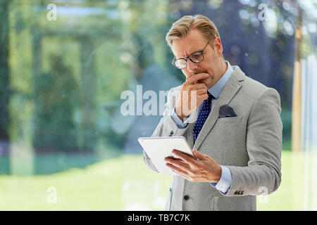 Unternehmer Halten des iPad Stockfoto
