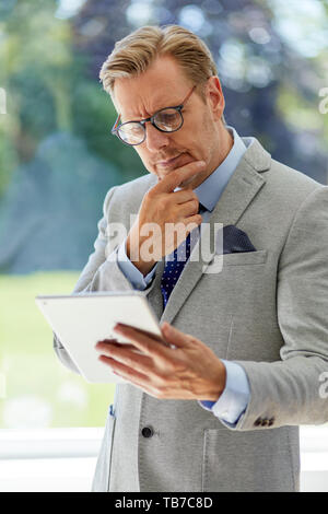 Unternehmer Halten des iPad Stockfoto