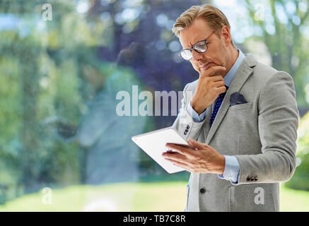 Unternehmer Halten des iPad Stockfoto