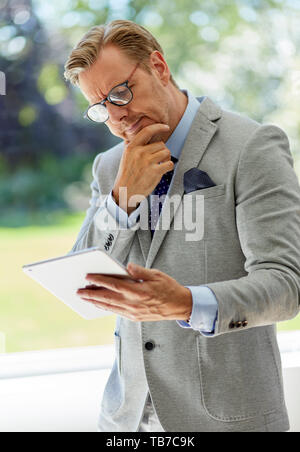 Unternehmer Halten des iPad Stockfoto