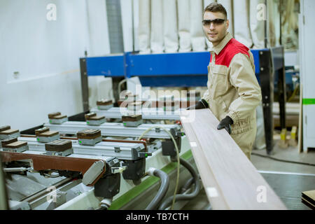 Zwei schöne und junge Männer in der Möbelfabrik arbeiten Stockfoto
