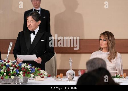 Kaiser Naruhito von Japan liefert Erläuterungen als First Lady der USA Melania Trump sieht während der Staat und Veranstaltungsräume im Imperial Palace Mai 27, 2019 in Tokio, Japan. Stockfoto