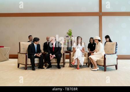 Us-Präsident Donald Trump und First Lady Melania Trump halten Sie eine soziale Netzwerke besuchen Sie mit japanischen Kaiser Naruhito und Kaiserin Masako im Imperial Palace Mai 27, 2019 in Tokio, Japan. Stockfoto
