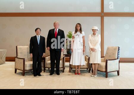 Us-Präsident Donald Trump und First Lady Melania Trump halten Sie eine soziale Netzwerke besuchen Sie mit japanischen Kaiser Naruhito und Kaiserin Masako im Imperial Palace Mai 27, 2019 in Tokio, Japan. Stockfoto