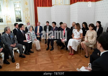 Us-Präsident Donald Trump und der japanische Ministerpräsident Shinzo Abe Treffen mit den Familien der entführten durch Nordkorea im Akasaka Palast am 27. Mai 2019 in Tokio, Japan. Die zwei sind die erste Dame Melania Trump, 2. rechts, und Japanische erste Dame Akie Abe, rechts, Verbinden Stockfoto