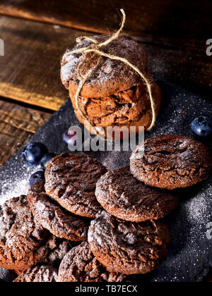 Chocolate Chip Cookies mit dem Bindfaden. Servieren von Speisen auf Schiefer Stockfoto