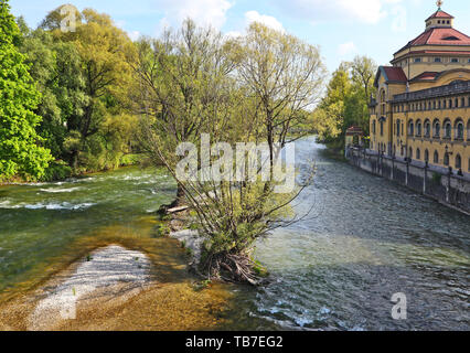 Panorama Frühling Blick auf die Isar in München mit der neo-barocken Das Müllersche Volksbad Badewanne Gründung im Jahr 1901 gebaut Stockfoto