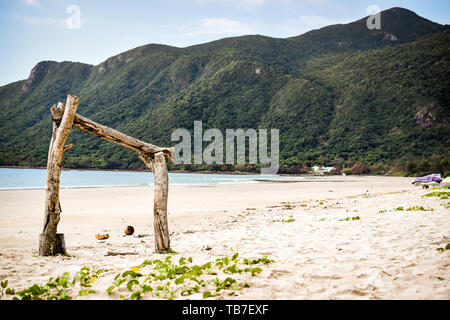 Holzrahmen am Strand auf Con Dao Island, Vietnam Stockfoto