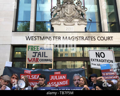 Julian Assange Unterstützer außerhalb Westminster Magistrates Court, wo die WikiLeaks Gründer erwartet wird über Videolink zu erscheinen, wie er weiter gegen Auslieferung in die Vereinigten Staaten über die Vorwürfe, die er sich in einem klassifizierten Pentagon Computer zu brechen zu kämpfen. Stockfoto