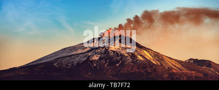 Den Vulkan Ätna mit Rauch in der Dämmerung im Winter. Catania, Sizilien, Insel, Italien, Europa Stockfoto