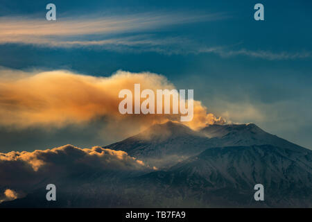 Den Vulkan Ätna mit Rauch bei Sonnenuntergang im Winter. Catania, Sizilien, Insel, Italien, Europa Stockfoto