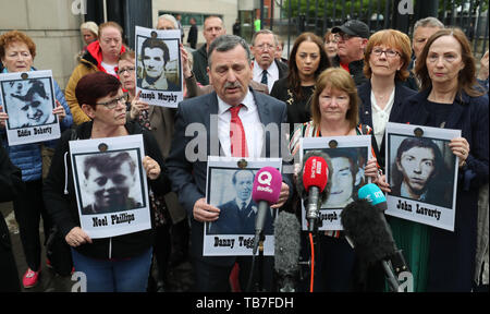 John Teggart (Mitte), dessen Vater Danny tot in der Ballymurphy Massaker 1971 erschossen wurde, Medien von außerhalb Belfast Untersuchungsrichter "Gericht spricht neben anderen trauernden Angehörigen, wo General Sir Mike Jackson zurückzuführen ist Beweis für die Untersuchung zu geben untersucht den Tod von 10 Menschen im Schießen mit der Parachute Regiment in Ballymurphy getötet. Stockfoto