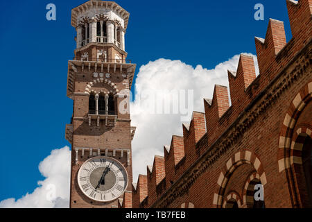Mittelalterliche Lamberti Turm (Torre Dei Lamberti - XI Jahrhundert - 84 m.) in Verona, UNESCO-Weltkulturerbe. Venetien, Italien Stockfoto
