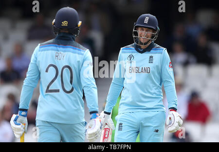 England's Jason Roy und Joe Root während der ICC Cricket World Cup group Phase Match am Oval, London. Stockfoto