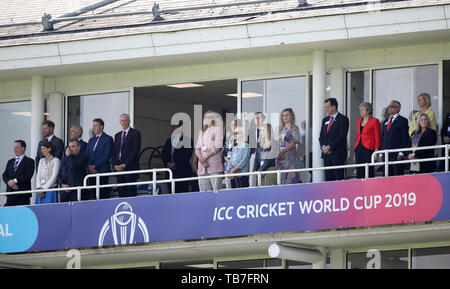 Der Herzog von Sussex (links) und der britische Premierminister Theresa May (rechts) in der steht vor dem ICC Cricket World Cup group Phase Match am Oval, London. Stockfoto