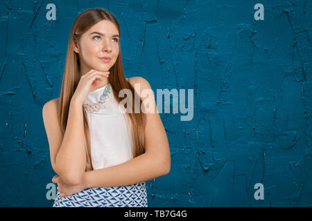 Denken Frau, die nachdenkliche Betrachtung suchen Skeptiker Stockfoto