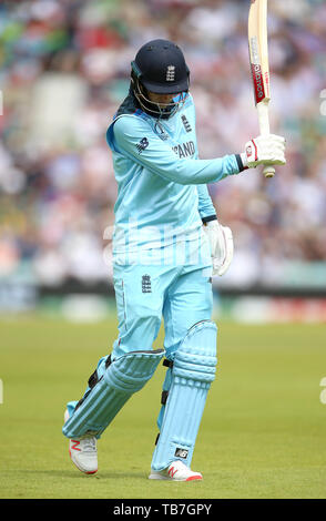 England hatte Joe Root verlässt das Feld nach während der ICC Cricket World Cup group Phase Match am Oval, London entlassen wird. Stockfoto