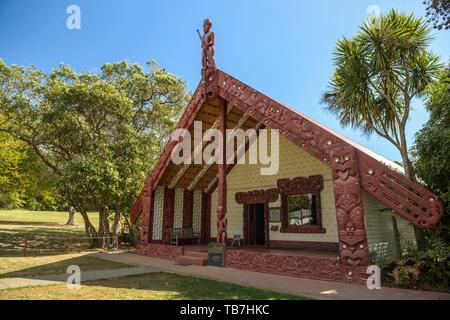 Traditionelle Schnitzereien an der convention hall Te Whare Runanga, Waitangi, weit im Norden Bezirk, Northland, North Island, Neuseeland Stockfoto