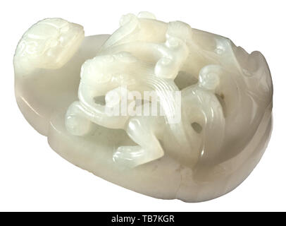 Ein paar Chinesische Jade Gürtelschnallen, Qing Dynastie, 18. Jahrhundert, fein geschnitzt, zugehöriges Set von grünlich-weißer Jade mit durchbohrten Drachen oben. Gesamtlänge 11,3 cm. China, Chinesen, historischen, geschichtlichen, Additional-Rights - Clearance-Info - Not-Available Stockfoto