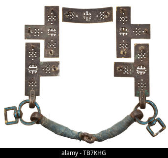 Eine prächtige Chinesische Zaum, Qing Dynastie, 2-teilig Bügeleisen Trensen bit mit Zaum mounts von Teil - vergoldete und Blau aus Bronze, die Berge teilweise durchbohrt. Bolzen zur Befestigung an den Zügel aus Leder an der Rückseite. Breite der Trensen Bit 20 cm. China, Chinesen, historischen, historische aus dem 19. Jahrhundert, 17. Jahrhundert, Additional-Rights - Clearance-Info - Not-Available Stockfoto