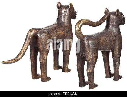 Ein paar der Nigerianischen bronzenen Leoparden, Benin, 1. Hälfte des 20. Jahrhunderts, Bronze gegossen mit dunkle Patina, leicht Stellenweise berieben, mit fein graviertem Oberfläche. Darstellung eines männlichen und eines weiblichen Tieres in der typischen Haltung. Höhe 59 cm und 61 cm, Länge 60 cm und 93 cm. Enthalten ist ein thermolumineszenz Know-how vom 2002, die das Alter der Skulpturen bis 80 Jahre verengt (+/- 25 Jahre). Der Leopard war das Symbol der Herrscher, und die Geschichten, die um ihn herum gebaut wurden eng mit der Royal Mythen verflochten. Leoparden wurden als Haustiere an, Additional-Rights - Clearance-Info - Not-Available gehalten Stockfoto