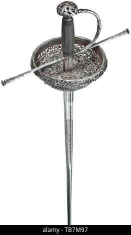 Ein Spanischer Pokal - hilt Rapier, circa 1670, Schlanke thrusting Klinge aus Diamant Abschnitt, die Stelle, die sich etwas verkürzt. Die oberen Viertel auf beiden Seiten mit tiefen Fuller mit gestanzten Signatur 'XX XX' JUANEZ DE TOLEDO. Schale mit Flansch, ausgiebig mit reichen Openwork schnitt Ranken und Blumen verziert. Guardapolvo in feine durchbrochene Design. Erweiterte, gerade quillons mit Schutzring und spiralförmig kannelierten Klemmen. Griff mit ersetzt Eisen Draht umwickeln und der Türke Köpfe. Bügeleisen openwork Knauf mit Ranke Ornamenten verziert. Länge 102,5 cm. Schwert, sw, Additional-Rights - Clearance-Info - Not-Available Stockfoto