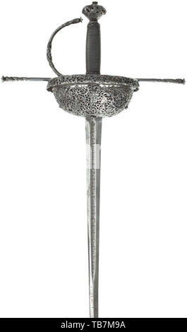 Ein Spanischer Pokal - hilt Rapier, circa 1670, Schlanke thrusting Klinge aus Diamant Abschnitt, die Stelle, die sich etwas verkürzt. Die oberen Viertel auf beiden Seiten mit tiefen Fuller mit gestanzten Signatur 'XX XX' JUANEZ DE TOLEDO. Schale mit Flansch, ausgiebig mit reichen Openwork schnitt Ranken und Blumen verziert. Guardapolvo in feine durchbrochene Design. Erweiterte, gerade quillons mit Schutzring und spiralförmig kannelierten Klemmen. Griff mit ersetzt Eisen Draht umwickeln und der Türke Köpfe. Bügeleisen openwork Knauf mit Ranke Ornamenten verziert. Länge 102,5 cm. Schwert, sw, Additional-Rights - Clearance-Info - Not-Available Stockfoto