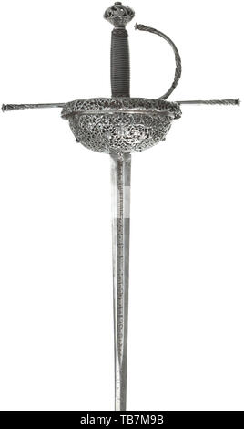 Ein Spanischer Pokal - hilt Rapier, circa 1670, Schlanke thrusting Klinge aus Diamant Abschnitt, die Stelle, die sich etwas verkürzt. Die oberen Viertel auf beiden Seiten mit tiefen Fuller mit gestanzten Signatur 'XX XX' JUANEZ DE TOLEDO. Schale mit Flansch, ausgiebig mit reichen Openwork schnitt Ranken und Blumen verziert. Guardapolvo in feine durchbrochene Design. Erweiterte, gerade quillons mit Schutzring und spiralförmig kannelierten Klemmen. Griff mit ersetzt Eisen Draht umwickeln und der Türke Köpfe. Bügeleisen openwork Knauf mit Ranke Ornamenten verziert. Länge 102,5 cm. Schwert, sw, Additional-Rights - Clearance-Info - Not-Available Stockfoto