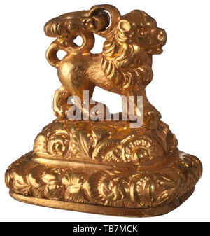 König Ludwig II. von Bayern - eine goldene Uhr fob-Dichtung, Gold, keine Markierungen. In der Form der bayerische Löwe auf einem Podest gearbeitet. Am Hals eine Öse mit einem goldenen Ring. Fein graviert Monogramm "L" durch "ein König Krone auf der Oberfläche der Dichtung von Achat Stein überwunden. Ca. 26 mm, Oberfläche der Dichtung Ca. 22 x 25 mm, Gewicht Ca. 16,5 g. USA - Los. Bayern, Bayrisch, Deutsch, Deutschland, Süddeutschland, im Süden von Deutschland, Royal, Objekt, Objekte, Fotos, Militaria, Clipping, Ausschneiden, Ausschneiden, Ausschnitten, historischen, historischen des 20. Jahrhunderts, Additional-Rights - Clearance-Info - Not-Available Stockfoto