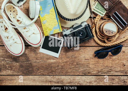 Satz von Reise Material auf Holz- Hintergrund Stockfoto