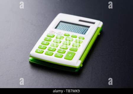 Taschenrechner auf schwarzem Hintergrund Stockfoto