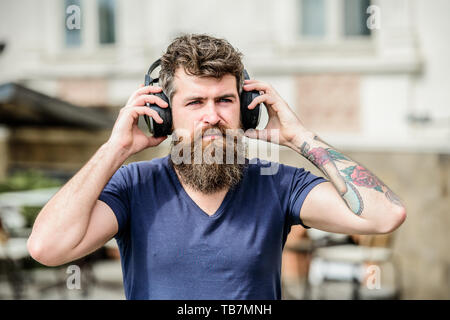 Reifen Hipster mit Bart Musik hören. Mann Musik hören kopfhörer Konzept. brutale kaukasischen Hipster mit Schnurrbart. Seine Lieblingsmusik. Reifen Hipster mit Bart. Bärtiger Mann. Stockfoto