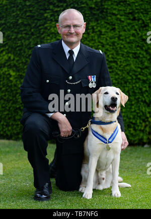 Polizei hund Bruno, der mit seinem handler PC Robert Smith, an der Honourable Artillery Company in London, die die PDSA Verdienstordens. Neunzehn Helden Polizei Hunde sind eine Auszeichnung für die Hilfe Notdienste während der 2017 London Terroranschläge auf die Westminster Bridge, London Bridge und Borough Market. Stockfoto