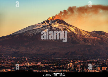 Vulkan Ätna mit Rauch in der Dämmerung und der Stadt Catania, Sizilien, Insel, Italien, Europa Stockfoto