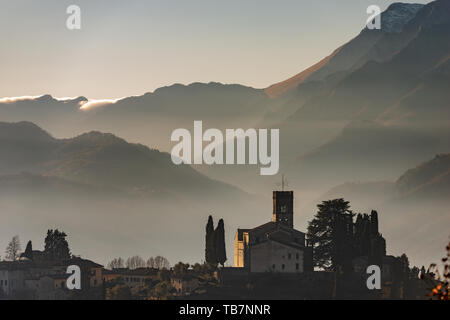 Mittelalterliche Stadt Barga mit der Kathedrale von Saint Christopher (Collegiata di San Cristoforo) und die Apuanischen Alpen, Toskana, Lucca, Italien, Europa Stockfoto