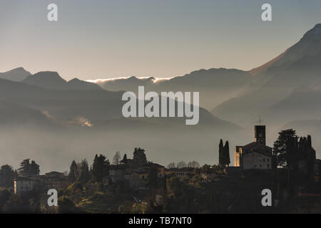 Mittelalterliche Stadt Barga mit der Kathedrale von Saint Christopher (Collegiata di San Cristoforo) und die Apuanischen Alpen, Toskana, Lucca, Italien, Europa Stockfoto