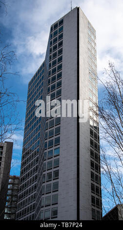 Birmingham, England - 17. März 2019: Das moderne Wahrzeichen von Alpha Turm in den Himmel erreicht über Birmingham Paradise Circus Stockfoto