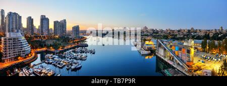 Vancouver-Hafenblick mit städtischen Wohnanlagen und Bucht Boot in Kanada. Stockfoto