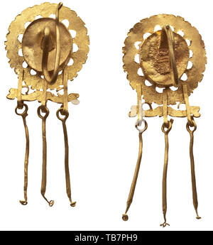 Ein römisches Paar gold Ohrringe mit Medusa Cameos, 3.Jahrhundert, zwei Ohrringe mit Achat Kameen, die den Kopf der Medusa mit Flügeln und Schlangen. Das Kontrollkästchen blende Einstellung durch eine feine durchbrochene Cymatium eingerahmt. Eine S-förmige gold Kabel an der Rückseite zur Befestigung an den Ohren gelötet. Darunter drei Blechstreifen auf der Rückseite mit einem dekorativen Rippe auf die gold-Kabel Ösen für drei Anhänger befestigt sind gelötet sind. Die Perlen, die ursprünglich aus organischem Material fehlen. Ansonsten völlig intakt. Höhe 46 mm. Insgesamt wiegen, Additional-Rights - Clearance-Info - Not-Available Stockfoto