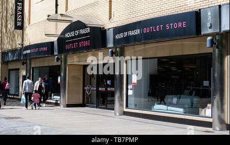 Swindon, Großbritannien - 04 Mai 2019: Der Eingang zum Haus der Frasers Retail Outlet Store auf Canal Walk Stockfoto