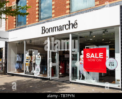 Swindon, Großbritannien - 04 Mai 2019: Der Eingang zum Bonmarche Kleidung Store auf der Regent Street Stockfoto