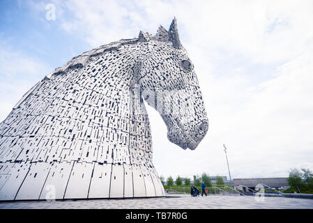 Der Aufbau Digital - riesige Pferdekopf Skulpturen, der Helix Parklandschaft, Falkirk, Schottland. Von Bildhauer Andy Scott entworfen und 2013 abgeschlossen, Kelpie ist die Stockfoto