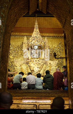MANDALAY, MYANMAR - Januar 25: Die Gläubigen gelten Quadrate von Blattgold zu den goldenen Buddha Statue an Mahamuni Paya Tempels in Mandalay am 25. Januar Stockfoto