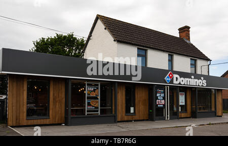 Thatcham, Großbritannien - 27 Mai 2019: Die Fassade der Domino's Pizza Shop auf der London Road Stockfoto