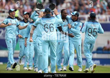 England's Jofra Archer feiert die wicket von Südafrikas Aiden Markramduring der ICC Cricket World Cup group Phase Match am Oval, London. Stockfoto