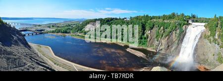 Montmorency Falls Panorama mit Regenbogen und blauem Himmel in der Nähe von Quebec City. Stockfoto