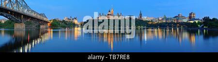 Ottawa in der Nacht über den Fluss mit der historischen Architektur. Stockfoto