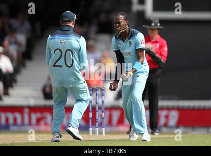 England's Jofra Archer feiert die wicket von Südafrikas Faf du Plessis während der ICC Cricket World Cup group Phase Match am Oval, London. Stockfoto