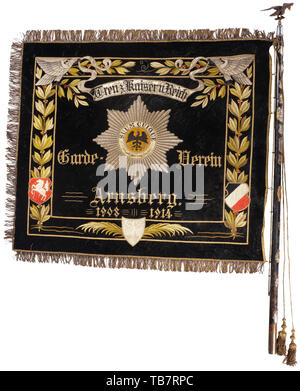 Ein Banner von Vereinigung der Wachen Arnsberg 1908 - 1914, in Seide und schwarzen Samt mit einer Zwischenschicht aus leichter Baumwolle und einer goldenen Fransen. Der Star der Guard Stickerei in silber auf schwarzem Samt Hintergrund mit den Inschriften "Treu z. Kaiser u. Reich" (Tr. "Treu zu Kaiser und Reich') und 'Garde-Verein Arnsberg 1908 - 1914" in Gold Stickerei, durch Lorbeerblätter in Farbe umrahmt, ein Wappen mit den Farben des Reiches, das Landeswappen (Sächsische Ross) und der arnsberger Wappen (Adler). Die Rückseite mit komplizierten c eingerichtet, Additional-Rights - Clearance-Info - Not-Available Stockfoto