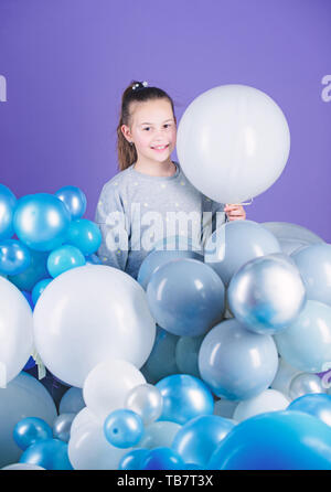 Die glücklichsten Urlaub. Kleines Kind. Adorable Kind mit Helium Luftballons. Süßes kleines Kind mit Luftballons. Mädchen zum Geburtstag feiern. Stockfoto